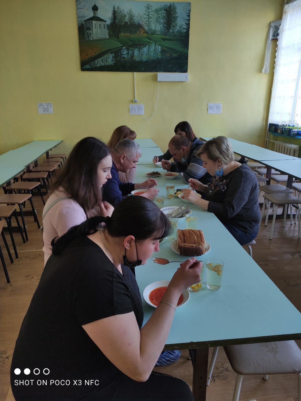 Члены комиссии по питанию при проверке школьной столовой